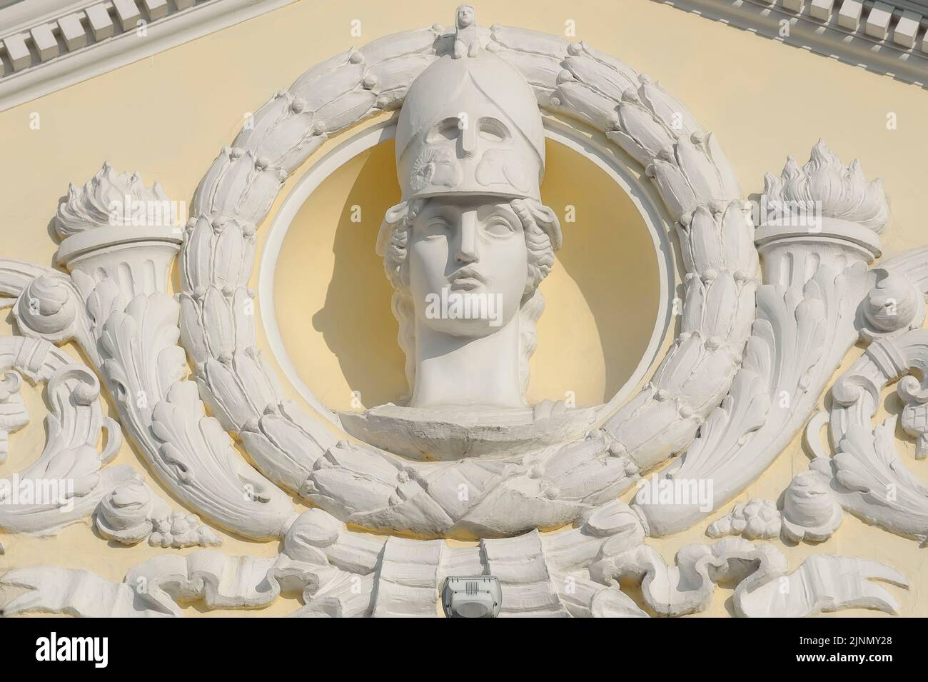 Maskaron von Pallas Athene, griechische Göttin der Weisheit, des Handwerks und der Kriegsführung an der Fassade eines alten Gebäudes in der Ukraine Kiew Stockfoto