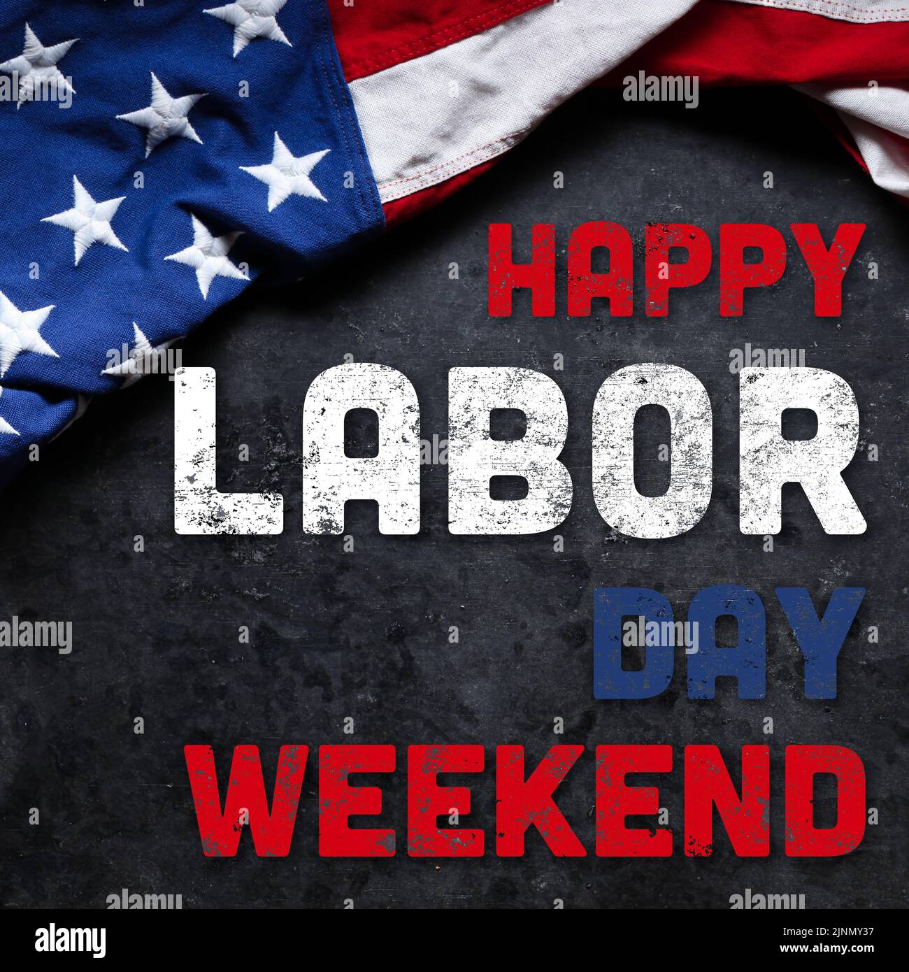 US-amerikanische Flagge auf abgenutztem weißen Holzhintergrund. Zur Feier des USA Labor Day. Mit Happy Labor Day Weekend Text. Stockfoto