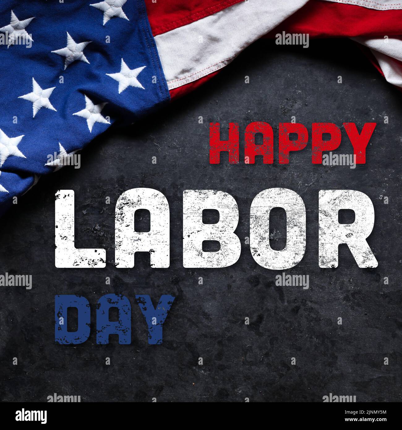 US-amerikanische Flagge auf dunklem Grunge-Hintergrund. Zur Feier des USA Labor Day. Mit Happy Labor Day Text. Stockfoto