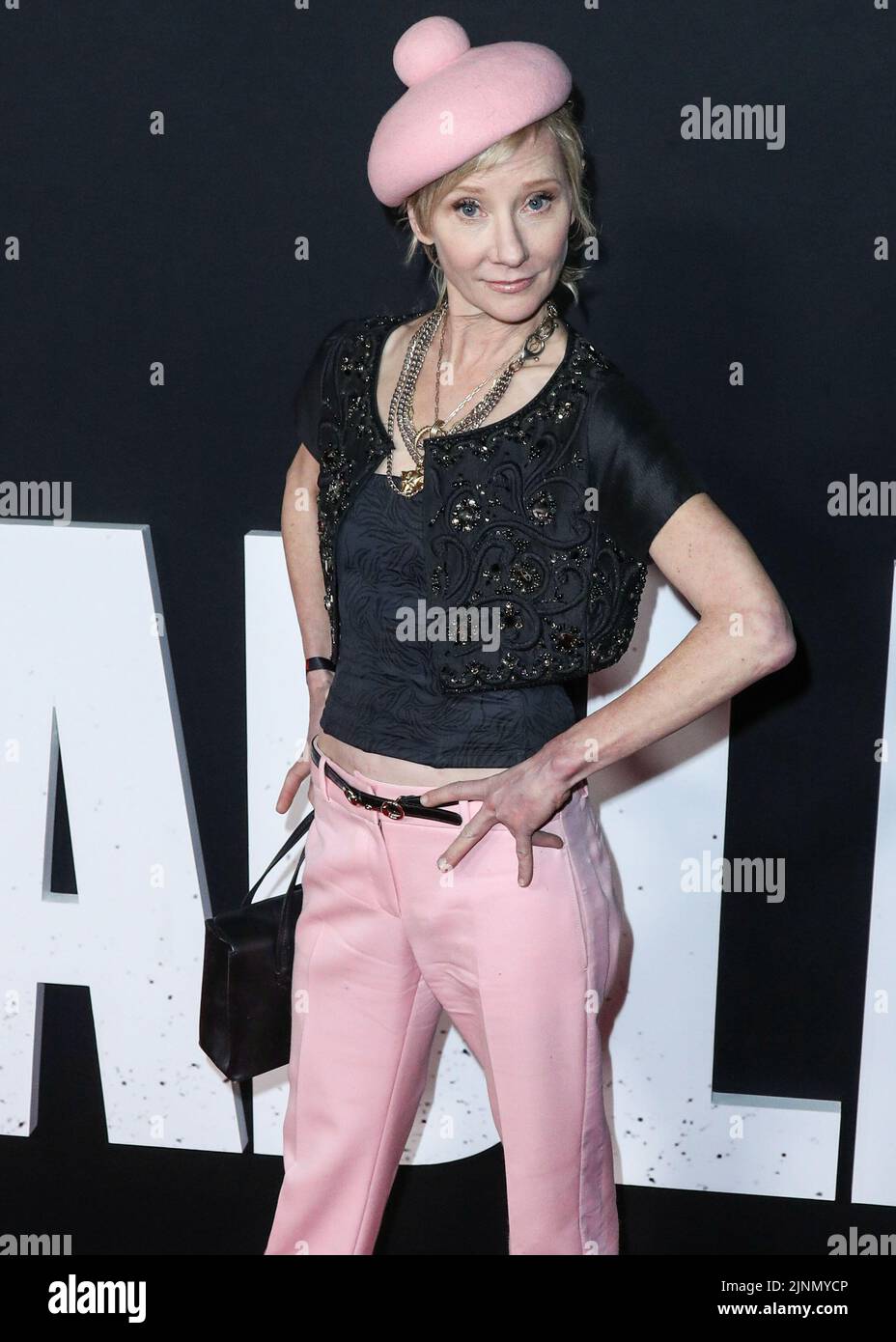 Los Angeles, Usa. 12. August 2022. (DATEI) Anne Heche ist um 53 Uhr tot. LOS ANGELES, KALIFORNIEN, USA - 30. NOVEMBER: Die amerikanische Schauspielerin Anne Heche kommt bei der Los Angeles Premiere von Netflix's "The Unforgivable", die am 30. November 2021 in Los Angeles, Kalifornien, USA, im Directors Guild of America Theatre stattfand. (Foto von Xavier Collin/Image Press Agency) Quelle: Image Press Agency/Alamy Live News Stockfoto