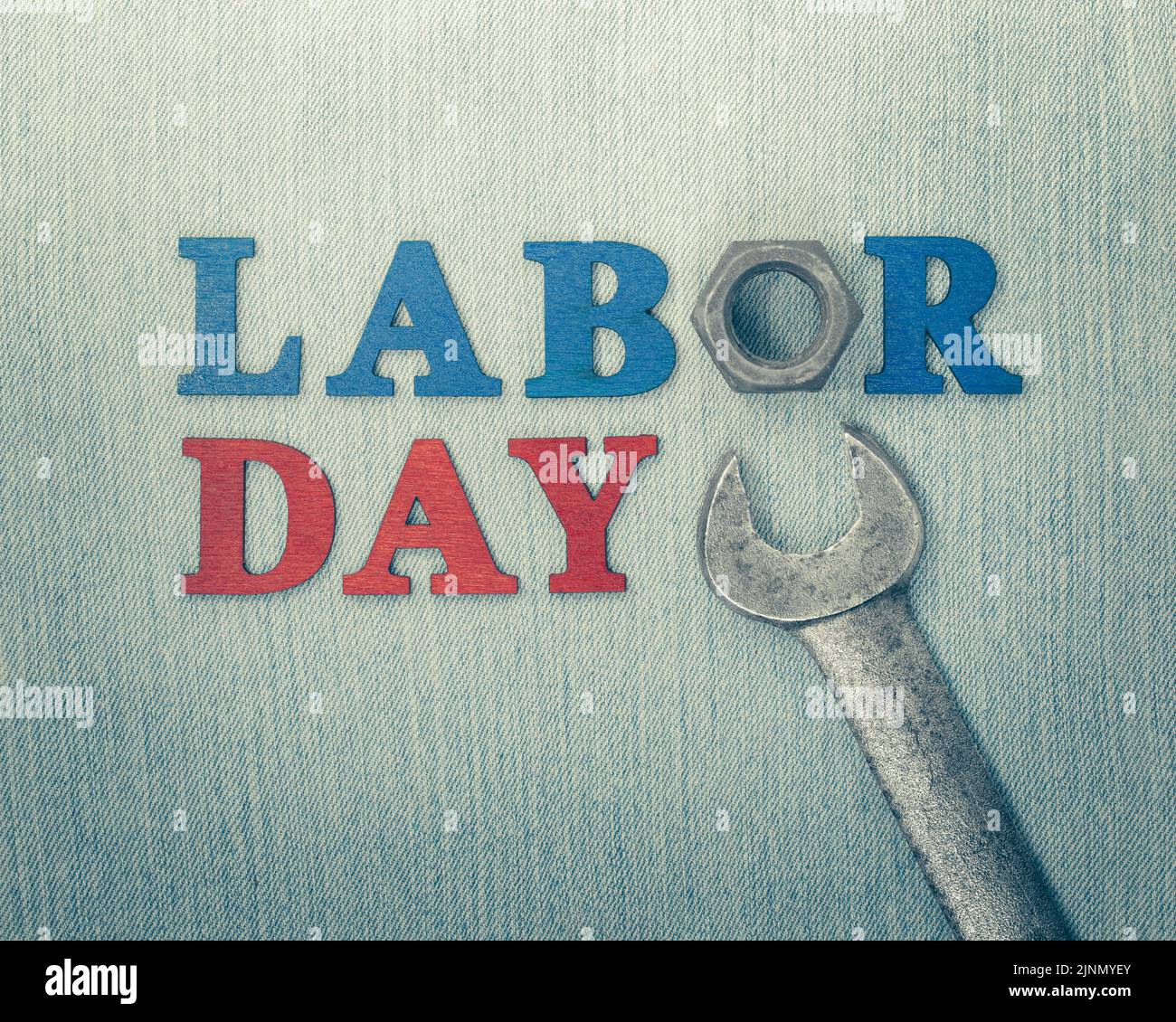 Abgenutzter und verwitterter Schraubenschlüssel mit Labour Day-Text, der amerikanische Arbeiter feiert. Stockfoto