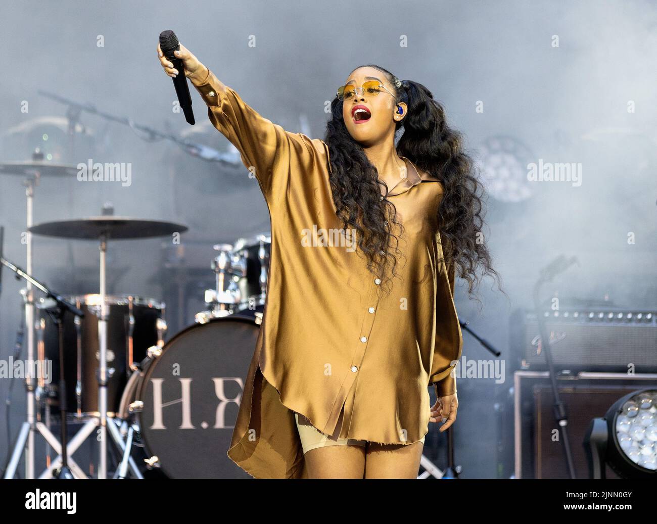 Gabriella Sarmiento Wilson von H.E.R. tritt auf der Bühne vor dem Headliner Coldplay im Wembley Stadium, Nord-London, während ihrer Music of the Spheres Tour auf. Bilddatum: Freitag, 12. August 2022. Stockfoto