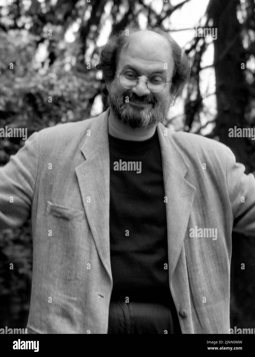 Salman Rushdie lächelt vor der Kamera Stockfoto