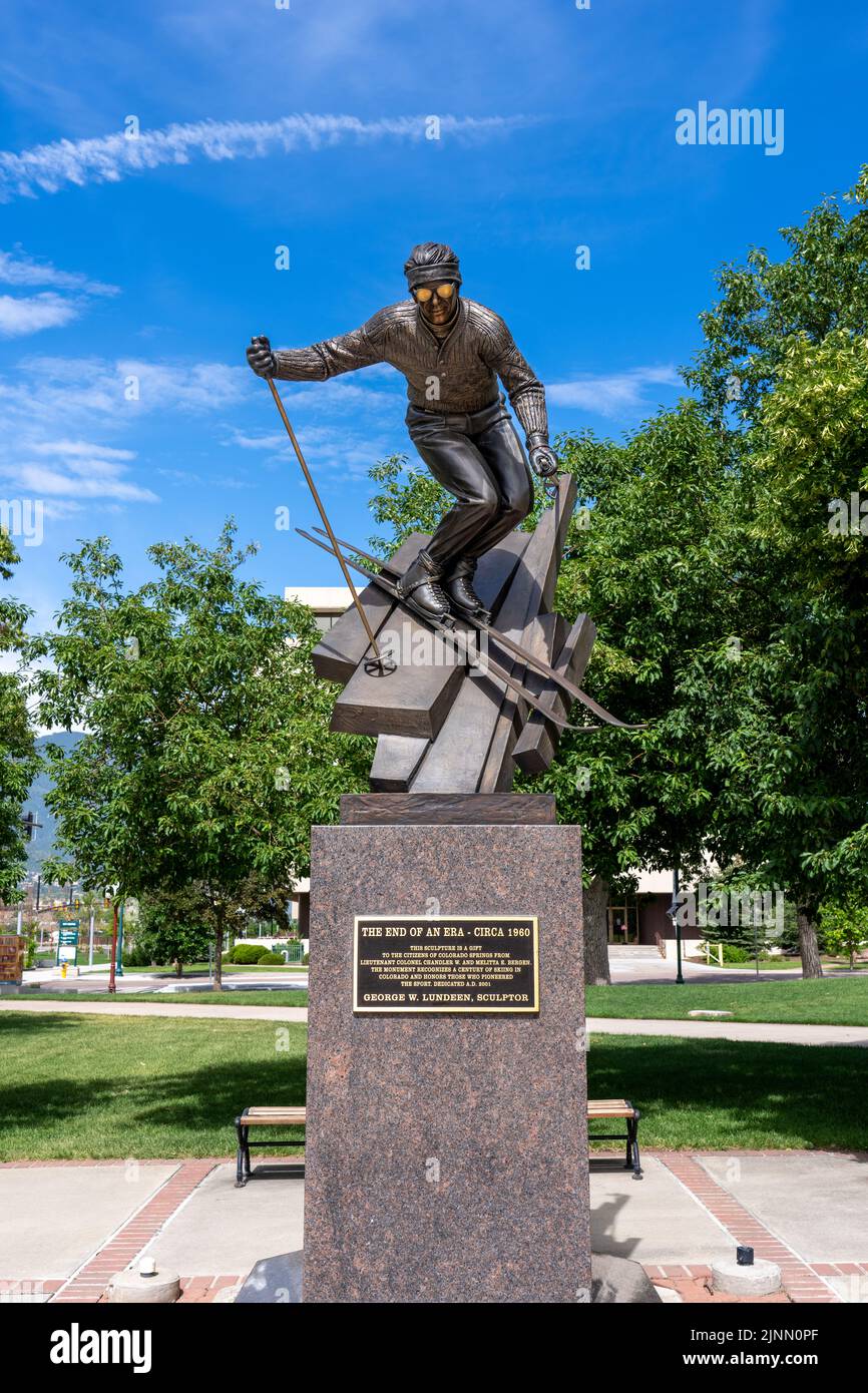 Colorado Springs, CO - 3. Juli 2022: Die Bronzeskulptur „The End of an Era“ von George W. Lundeen, auf dem Rasen des Pioneer Museums, ist von einem Ski-Mann Stockfoto
