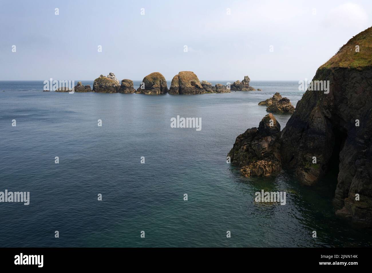 Felsige Inseln der Küste von Sark Stockfoto