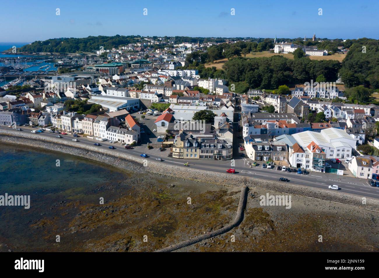 Drohnenaufnahme der Meeresfront von St. Peter Port in Guernsey Stockfoto