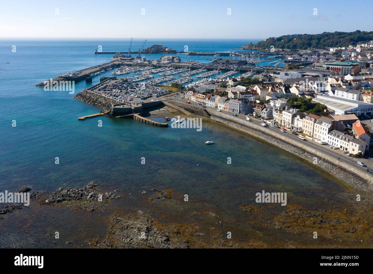 Drohnenaufnahme der Meeresfront von St. Peter Port in Guernsey Stockfoto