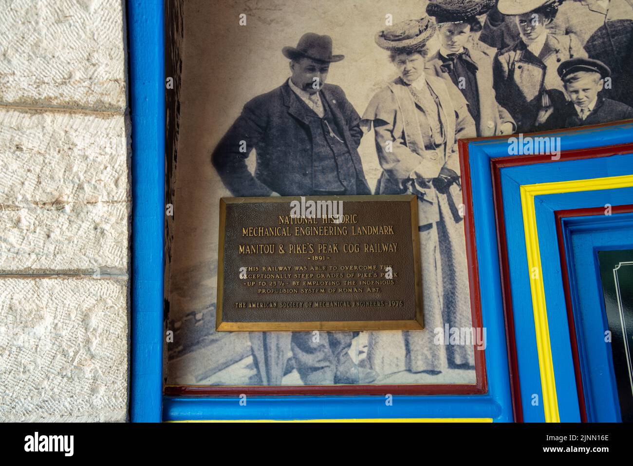 Manitou Springs, CO - 7. Juli 2022: Die Manitou and Pike's Peak Cog Railway ist ein nationales historisches Maschinenbaudenkmal für Overcomi Stockfoto