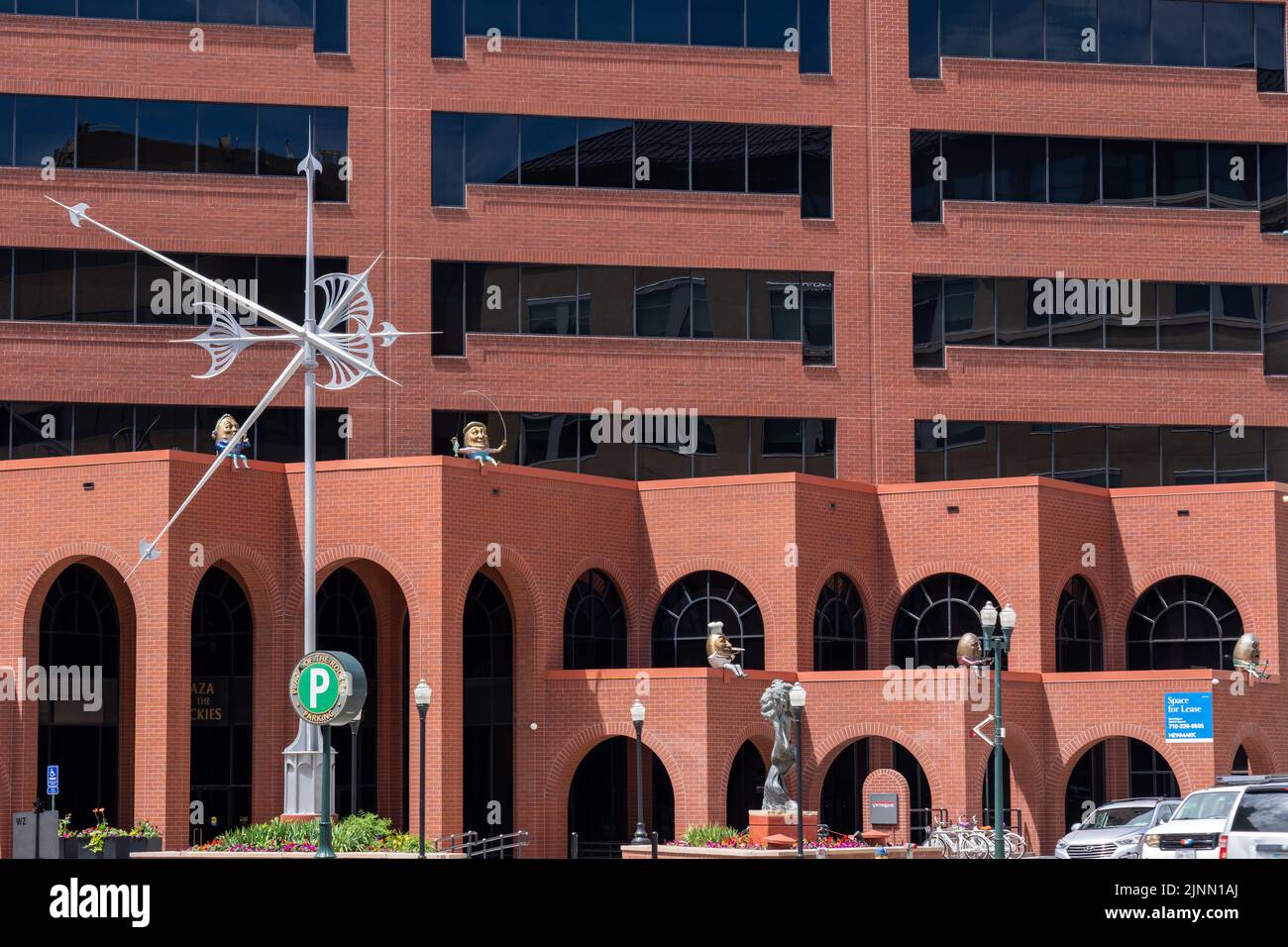 Colorado Springs, CO - 3. Juli 2022: Die Plaza of the Rockies Building hat 'Eggmen' oder Humpty Dumpty Stil, Skulpturen von Kimber Fiebiger verstreut ein Stockfoto