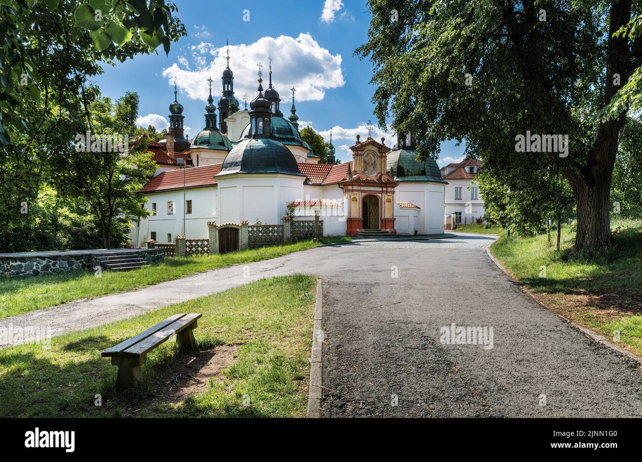 Kloster Christian Klokoty im barocken Architekturstil. Südböhmische Stadt Tabor. Kirche der Himmelfahrt der Jungfrau Maria. Wichtiger Wallfahrtsort. Stockfoto