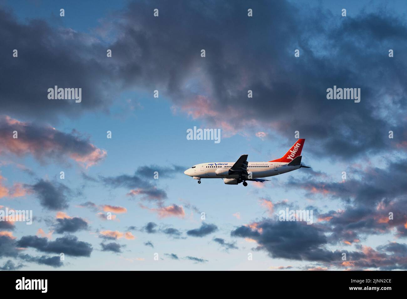 VANCOUVER, BRITISH COLUMBIA - 29. April 2022: Air North, Yukons Airline, ist eine kanadische Fluggesellschaft mit Sitz in Whitehorse, Yukon. Es betreibt Passagier- und Stockfoto