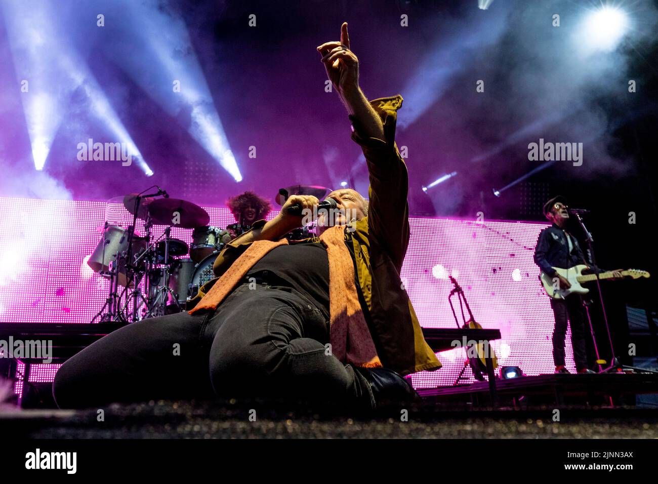 Edinburgh, Großbritannien. 12. August 2022. Simple Minds at Princes Street Gardens, Edinburgh am Freitag, den 12.. August 2022 im Rahmen der Konzerte der Edinburgh Summer Session. Bandmitglieder: Jim Kerr – Lead Vocals Charlie Burchill – elektrische & akustische Gitarre GED Grimes – Bassgitarre Sarah Brown - Backing Vocals Gordy Goudie - zusätzliche Keyboards & Gitarre Cherisse Osei - Drums Berenice Scott - Keyboards Bild: Alan Rennie Credit: Alan Rennie/Alamy Live News Stockfoto