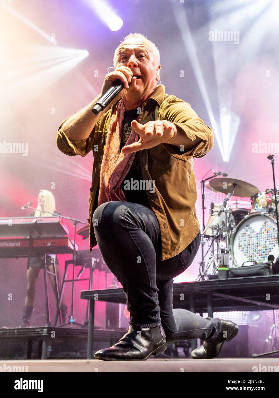 Edinburgh, Großbritannien. 12. August 2022. Simple Minds at Princes Street Gardens, Edinburgh am Freitag, den 12.. August 2022 im Rahmen der Konzerte der Edinburgh Summer Session. Bandmitglieder: Jim Kerr – Lead Vocals Charlie Burchill – elektrische & akustische Gitarre GED Grimes – Bassgitarre Sarah Brown - Backing Vocals Gordy Goudie - zusätzliche Keyboards & Gitarre Cherisse Osei - Drums Berenice Scott - Keyboards Bild: Alan Rennie Credit: Alan Rennie/Alamy Live News Stockfoto