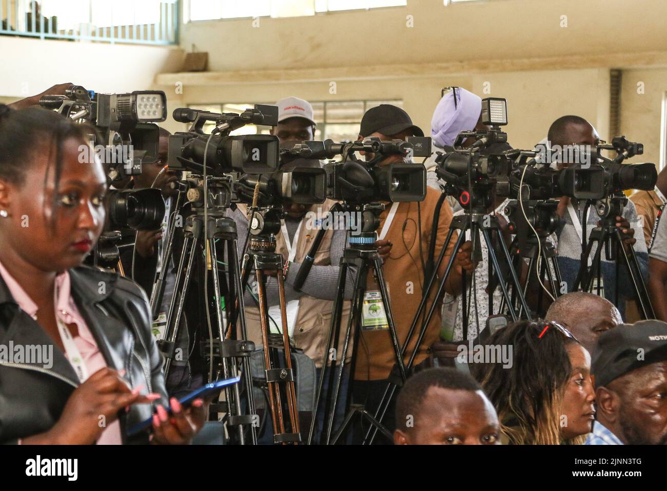 Journalisten berichten über die Veranstaltung, um Susan Kihika, Tabitha Karanja und Liza Chelule, Gewinner der höchsten politischen Sitze im Nakuru County (Gouverneurin, Parlamentsabgeordnete, Senatorin), zu erklären. Die Kenianer warten darauf, dass die Präsidentschaftswahlen abgeschlossen sind, um ihren nächsten Präsidenten kennen zu können, wobei das Rennen zwischen Raila Odinga und William Ruto sehr eng ist. Stockfoto