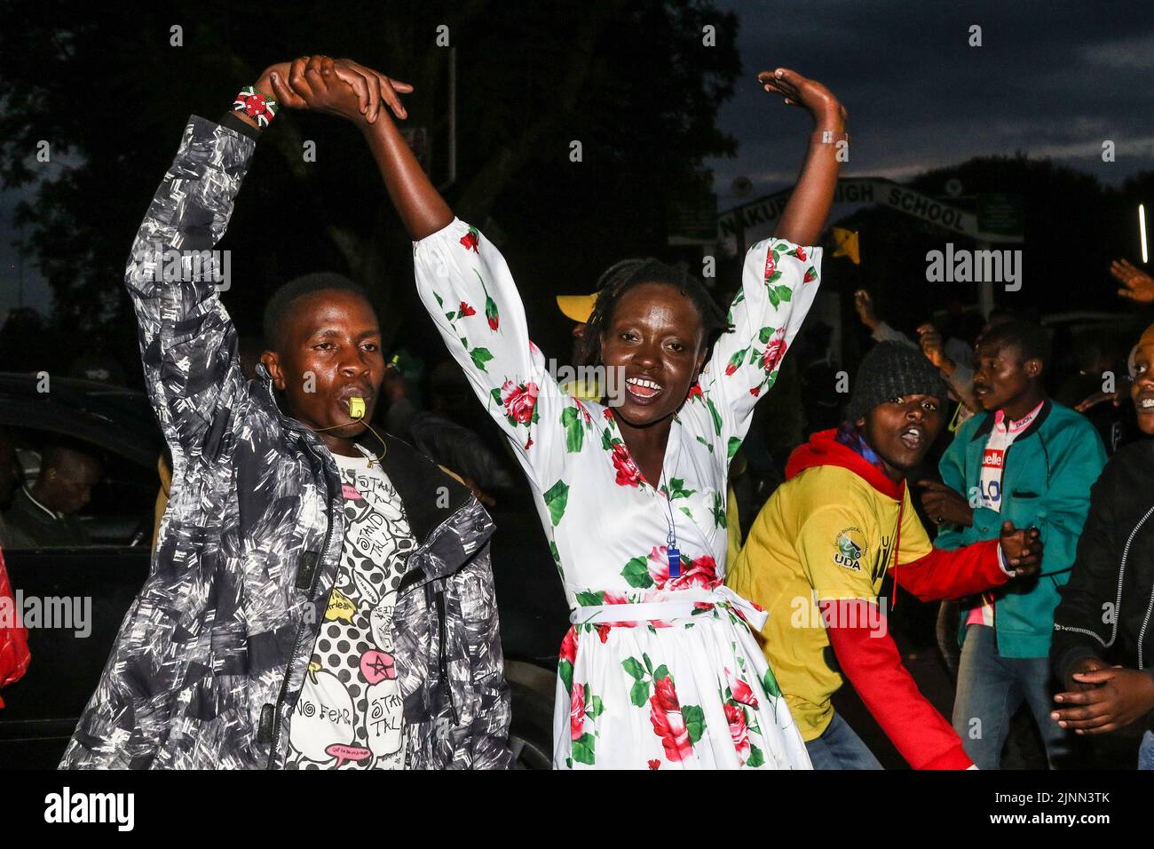 Die Menschen tanzen auf der Straße, kurz nachdem Susan Kihika, Liza Chelule und Tabitha Karanja, alle Frauen, zu den Gewinnern der obersten Sitze im Nakuru County erklärt wurden. Die Kenianer warten darauf, dass die Präsidentschaftswahlen abgeschlossen sind, um ihren nächsten Präsidenten kennen zu können, wobei das Rennen zwischen Raila Odinga und William Ruto sehr eng ist. Stockfoto