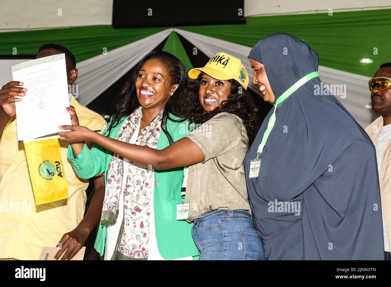 Susan Kihika (L2) reagiert mit ihrem Mann Samuel Mburu (L), ihrer Tochter Tiffany Kiarie (R2) und der Unterstützerin Hawa Ibrahim, als sie zur Gouverneurin des Bezirks Nakuru ernannt wurde. Die Kenianer warten darauf, dass die Präsidentschaftswahlen abgeschlossen sind, um ihren nächsten Präsidenten kennen zu können, wobei das Rennen zwischen Raila Odinga und William Ruto sehr eng ist. Stockfoto