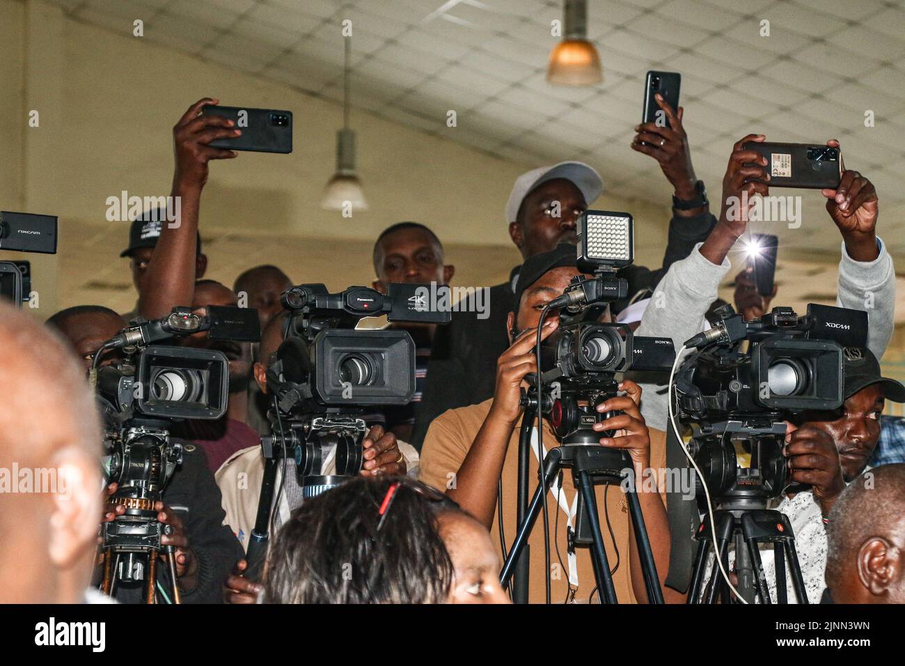 Journalisten berichten über die Veranstaltung, um Susan Kihika, Tabitha Karanja und Liza Chelule, Gewinner der höchsten politischen Sitze im Nakuru County (Gouverneurin, Parlamentsabgeordnete, Senatorin), zu erklären. Die Kenianer warten darauf, dass die Präsidentschaftswahlen abgeschlossen sind, um ihren nächsten Präsidenten kennen zu können, wobei das Rennen zwischen Raila Odinga und William Ruto sehr eng ist. Stockfoto