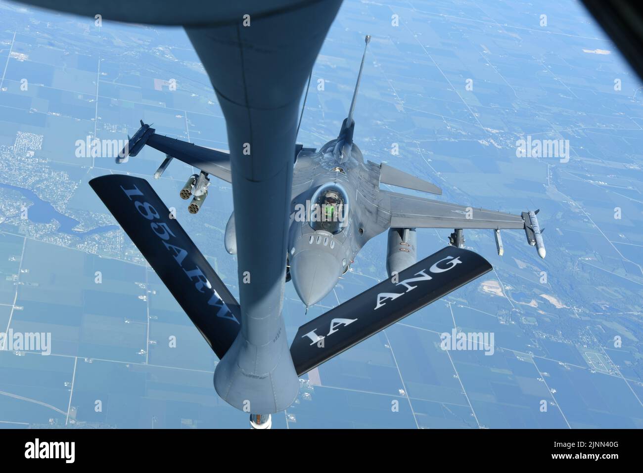 Eine F-16 Kampffalke der US-Luftwaffe der Ohio Air National Guard mit dem 180. Fighter Wing fliegt bis zum Tanken-Boom eines US Air Force KC-135 Stratotankers der Iowa Air National Guard mit dem 185. Air Betanking Wing Wing über Iowa, 11. August 2022. Die F-16 und KC-135 waren auf dem Weg zum Baseballspiel der Field of Dreams Major League, um während des Spiels der US-Nationalhymne einen Überflug durchzuführen. (USA Foto der Air National Guard von Airman 1. Class Tylon Chapman) Stockfoto