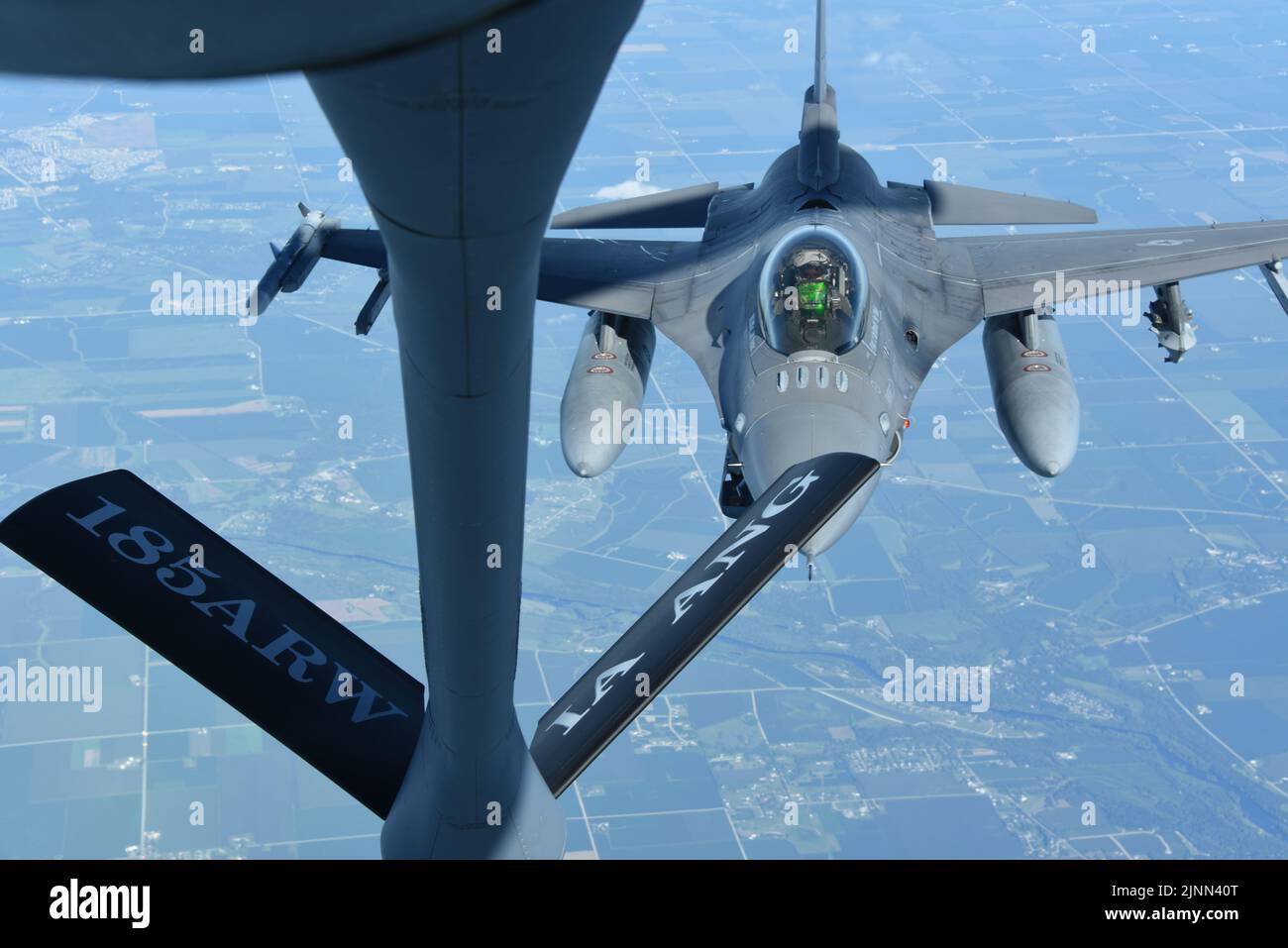 Eine F-16 Kampffalke der US-Luftwaffe der Ohio Air National Guard mit dem 180. Fighter Wing fliegt bis zum Tanken-Boom eines US Air Force KC-135 Stratotankers der Iowa Air National Guard mit dem 185. Air Betanking Wing Wing über Iowa, 11. August 2022. Die F-16 und KC-135 waren auf dem Weg zum Baseballspiel der Field of Dreams Major League, um während des Spiels der US-Nationalhymne einen Überflug durchzuführen. (USA Foto der Air National Guard von Airman 1. Class Tylon Chapman) Stockfoto