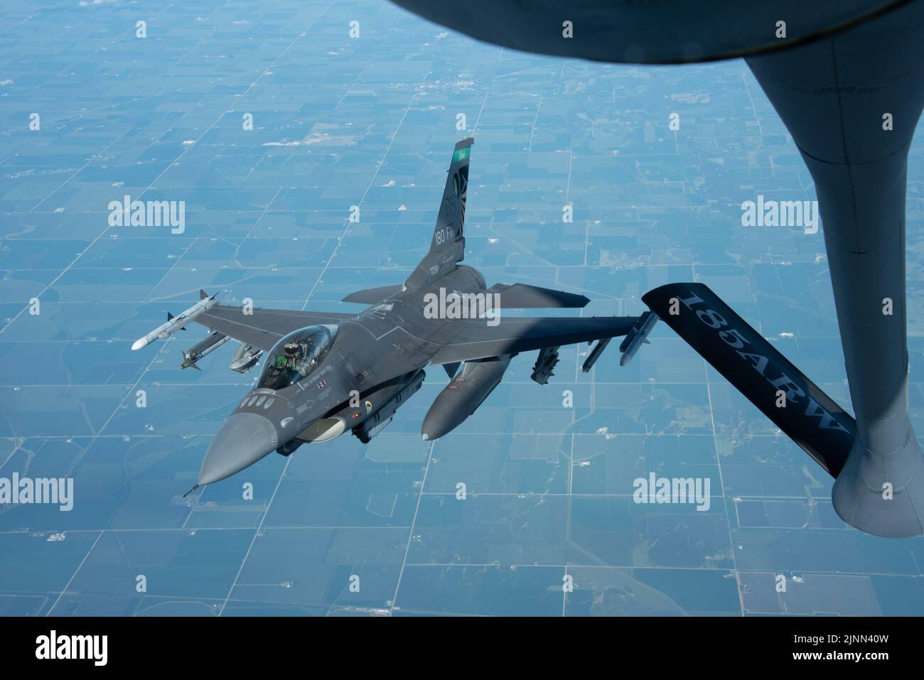 Ein Kampffalcon der US Air Force F-16 der Ohio Air National Guard's 180. Fighter Wing fliegt neben einem US Air Force KC-135 Stratotanker der Iowa Air National Guard's 185. Air Betanking Wing über Iowa, 11. August 2022. Die F-16 und KC-135 waren auf dem Weg zum Field of Dreams Major League Baseballspiel, um einen Überflug durchzuführen. (USA Foto der Air National Guard von Airman 1. Class Tylon Chapman) Stockfoto