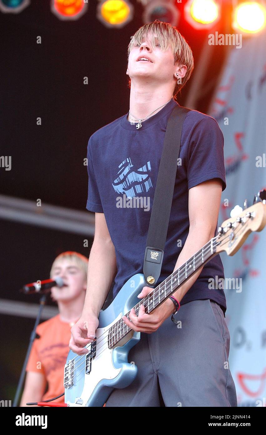 DOUGIE POYNTER, BAND MCFLY, POWER IN THE PARK, SOUTHAMPTON, 13-06-04 PIC MIKE WALKER, 2004 Stockfoto