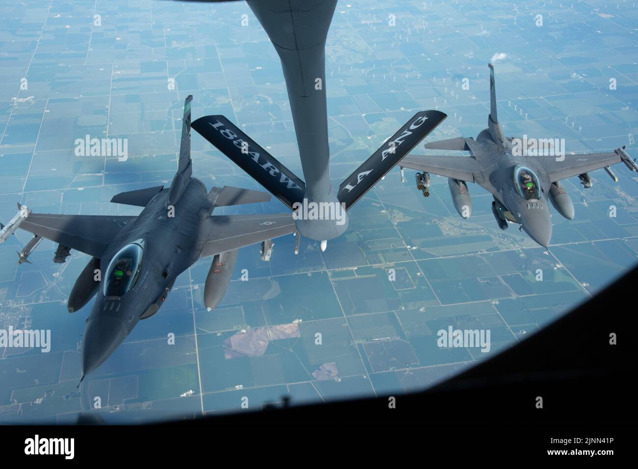 Zwei Kampffalken der US Air Force F-16 des 180. Fighter Wing der Ohio Air National Guard fliegen hinter einem US Air Force KC-135 Stratotanker des 185. Air National Guard Air Betanking Wings über Iowa, 11. August 2022. Die F-16s und KC-135 waren auf dem Weg zum Baseballspiel der Field of Dreams Major League, um während des Spiels der US-Nationalhymne einen Überflug durchzuführen. (USA Foto der Air National Guard von Airman 1. Class Tylon Chapman) Stockfoto