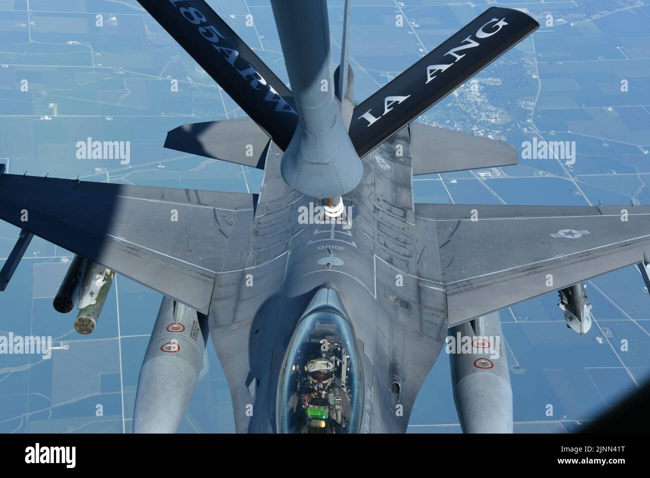 Ein Kampffalcon der US Air Force F-16 der Ohio Air National Guard's 180. Fighter Wing erhält Treibstoff aus dem Tankboom eines US Air Force KC-135 Stratotankers der Iowa Air National Guard's 185. Air Betanking Wing über Iowa, 11. August 2022. Die F-16 und KC-135 waren auf dem Weg zum Baseballspiel der Field of Dreams Major League, um während des Spiels der US-Nationalhymne einen Überflug durchzuführen. (USA Foto der Air National Guard von Airman 1. Class Tylon Chapman) Stockfoto