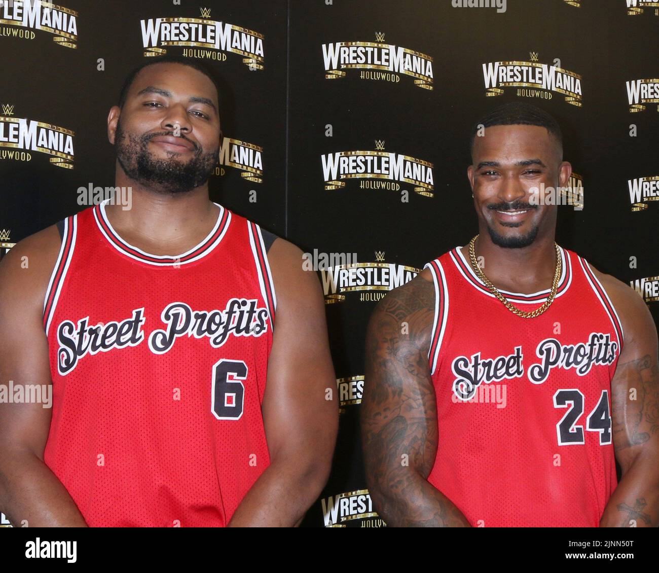 Inglewood, USA. 11. August 2022. LOS ANGELES - 11. AUGUST: Street Profits, Angelo Dawkins, Montez Ford bei der WrestleMania Launch Party im SoFi Stadium am 11. August 2022 in Los Angeles, CA bei Ankunft für WrestleMania's LA Launch Party, Sofi Stadium, Inglewood, CA, 11. August 2022. Kredit: Priscilla Grant/Everett Collection/Alamy Live Nachrichten Stockfoto