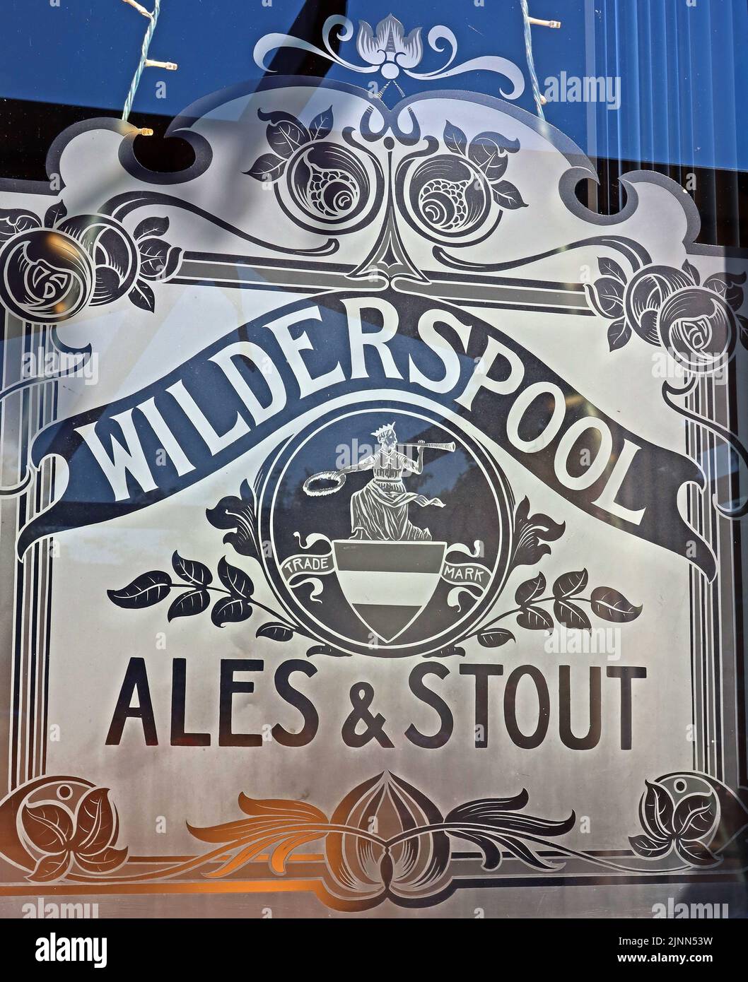 Railway Hotel Pub, Nantwich, geätzt mit Greenalls Wilderspool Ales & Stout und Logo von Warrington, Cheshire, England, Großbritannien Stockfoto
