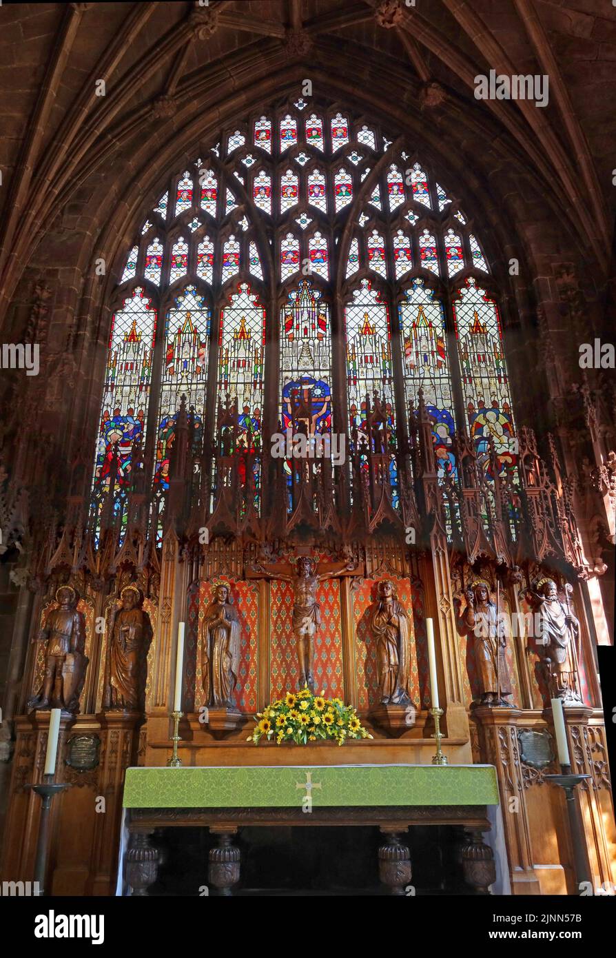 Altar und Buntglasfenster in St. Mary's Church, Church Lane, Nantwich, Cheshire, England, UK, CW5 5RQ Stockfoto