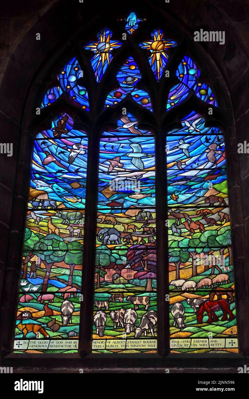 Buntglasfenster zum Gedenken an das Leben von Albert Stanley Bourne in St. Mary's Church, Church Lane, Nantwich, Cheshire, England, UK, CW5 5RQ Stockfoto