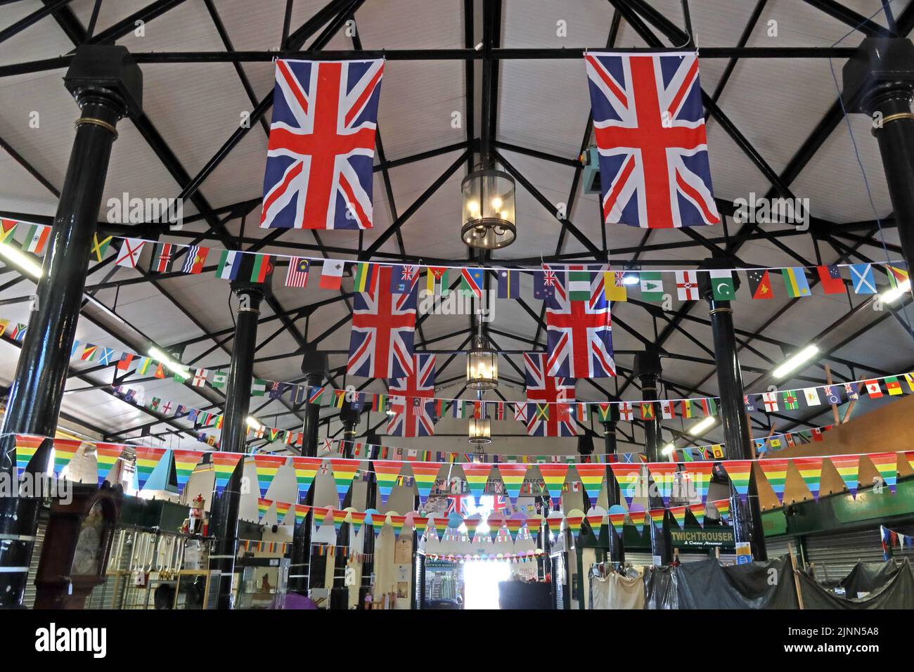 Innenseite des Nantwich Market, Market Street, Nantwich, Cheshire, England, UK, CW5 5DG, Flaggen für die Königinnen Jubiläum 2022 Stockfoto