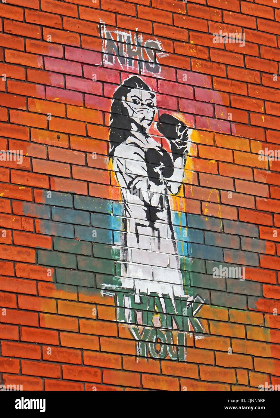 NHS Danke , Gemälde auf einem Giebelende, Nantwich Stadt, Cheshire, England, Großbritannien, CW5 5DG - auf einem Regenbogenhintergrund Stockfoto