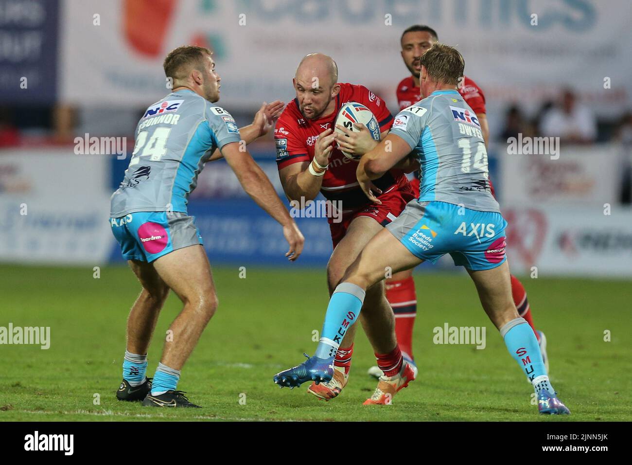 George King #10 von Hull KR läuft bei Jarrod O'Connor #24 und Brad Dwyer #14 von Leeds Rhinos in, am 8/12/2022. (Foto von David Greaves Fotos/ Via/News Images/Sipa USA) Quelle: SIPA USA/Alamy Live News Stockfoto