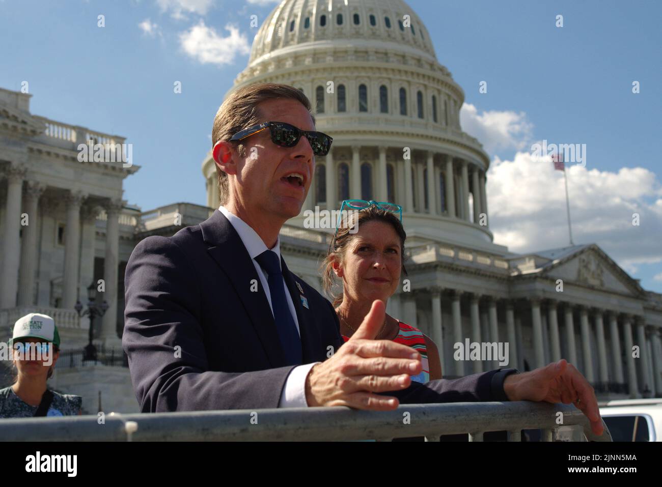 Washington DC, USA. 12. August 2022, US-Repräsentant Mike Levin (D-Cal.) spricht mit Aktivisten außerhalb des Kapitols, während die Debatte über den Inflationsreduktionsgesetz im Repräsentantenhaus im Gange war. Quelle: Philip Yabut/Alamy Live News Stockfoto