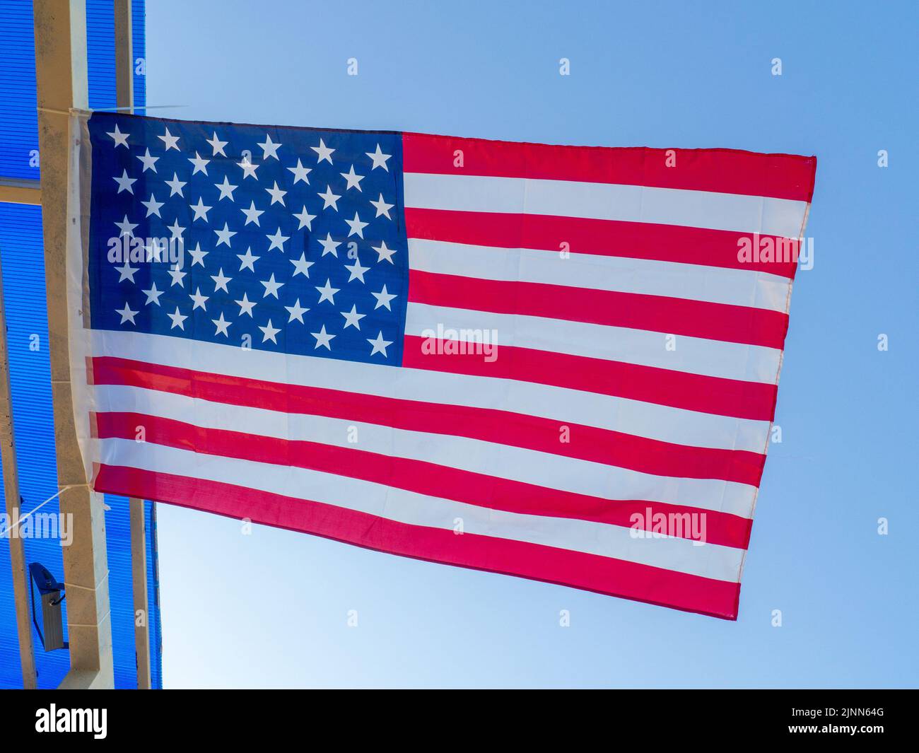 Die Flagge der Vereinigten Staaten flattert auf einem Balken unter dem Dach. Flagge unter dem Trend des Restaurants an der Küste. Dekoration für eine Bar. Star-st Stockfoto