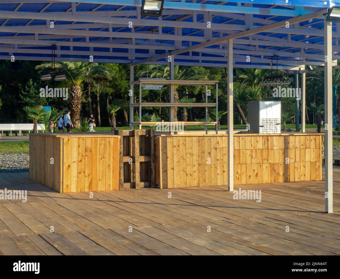 Leerer Tresen an der Strandbar. Funktioniert vorübergehend nicht. Trinkplatz am Strand. Unternehmen Stockfoto