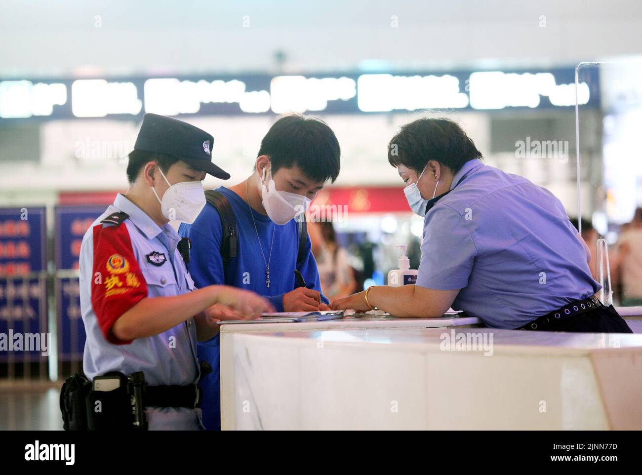 SHENYANG, CHINA - 12. AUGUST 2022 - die Polizeiwache des Nordbahnhofs Shenyang unter der öffentlichen Sicherheitsabteilung der Shenyang Bahn führt ein c Stockfoto