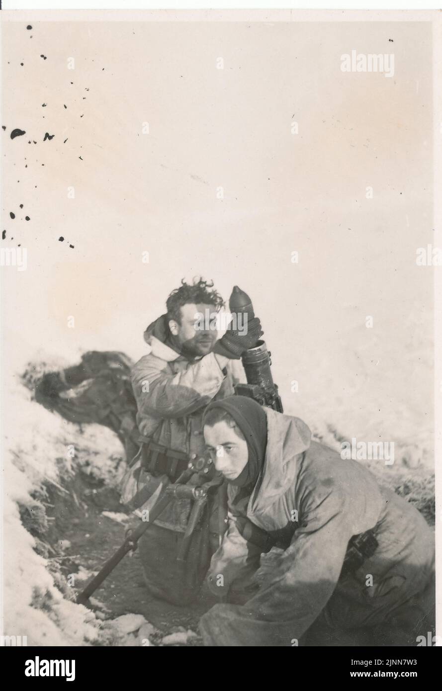Wehrmacht Deutsche Mörserbesatzung im Winter 1943 an der Russischen Front im Einsatz. . Die Truppen tragen Schneemarnmuster-Parkas, die im Winter 1943/44 die Standardausgabe der Bundeswehr tragen Stockfoto