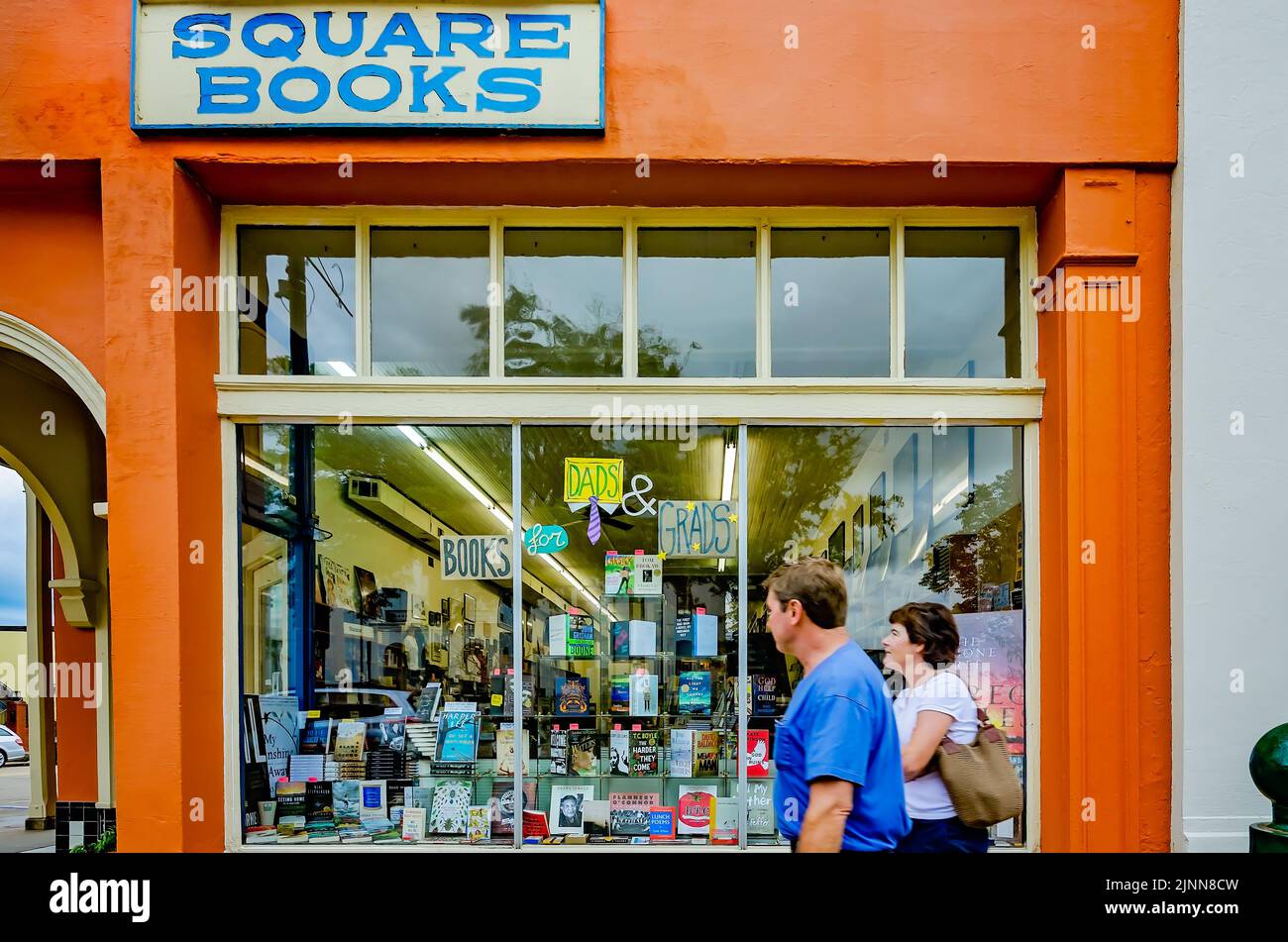 Touristen kommen an einem Schaufenster in Square Books, 31. Mai 2015, in Oxford, Mississippi, vorbei. Die familiengeführte Buchhandlung wurde 1979 gegründet. Stockfoto