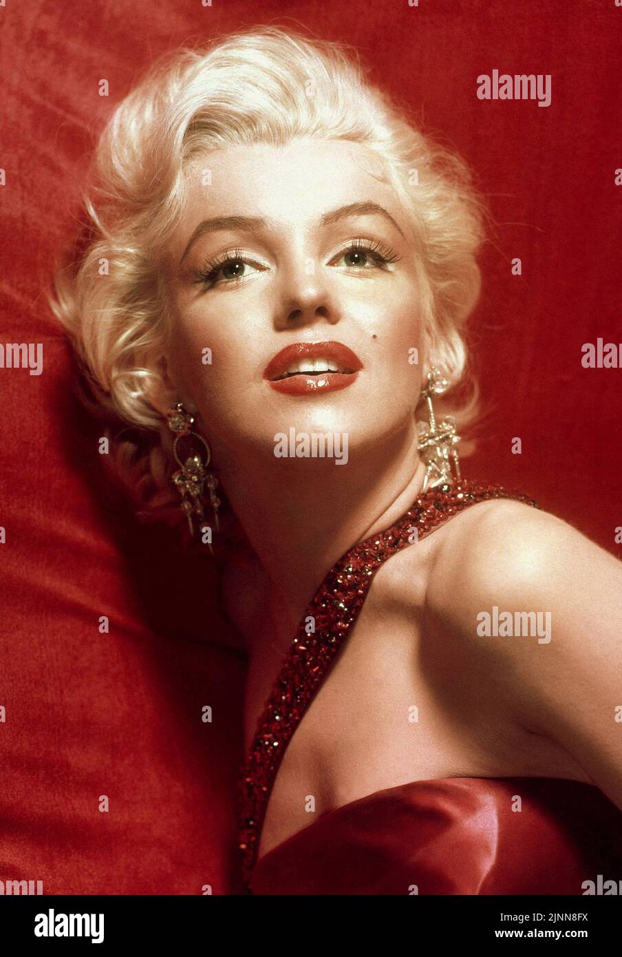 Eine glamouröse Marilyn Monroe in einem roten Kleid aus einem Publicity-Shooting für How to Marry a Millionaire. Stockfoto
