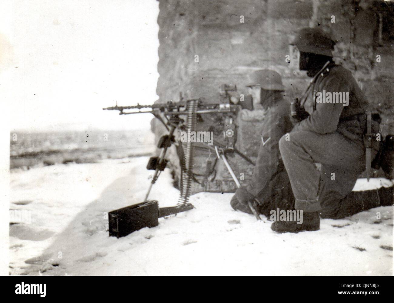 2. Weltkrieg B&W Foto deutscher Soldaten mit einer schweren MG34 an der russischen Front 1941 Stockfoto