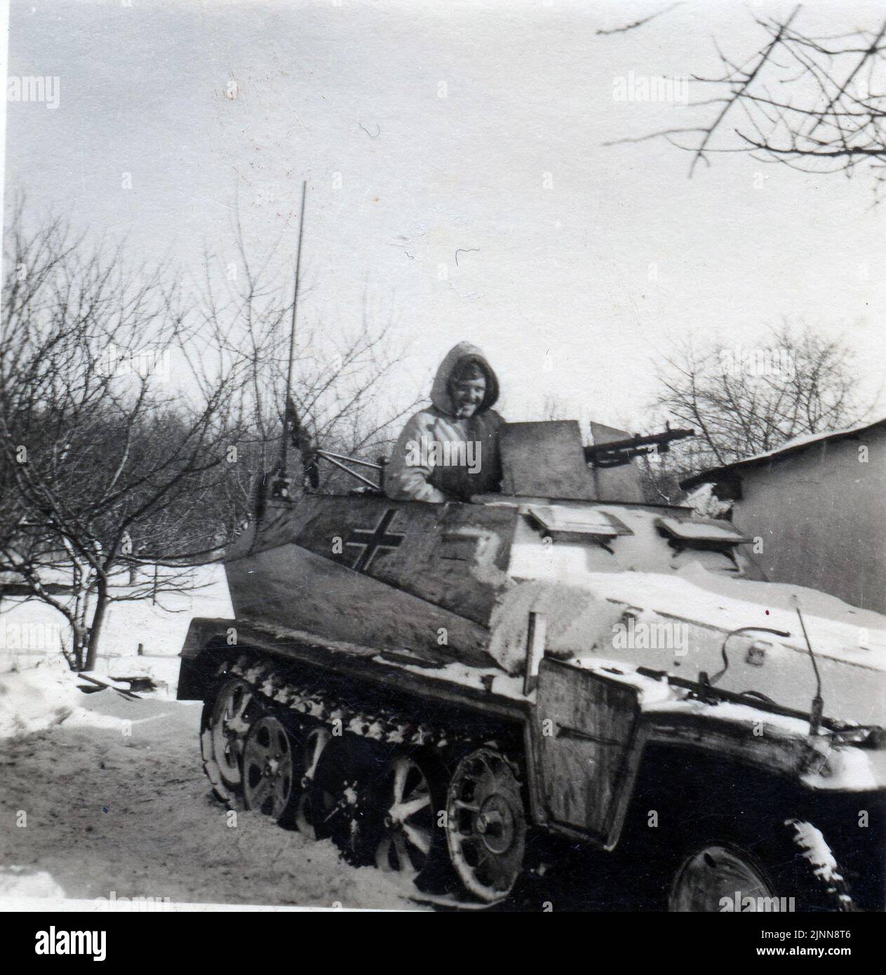 B&W-Foto aus dem 2. Weltkrieg Ein deutscher Soldat in einem SdKfz 250 in Snow Camo an der russischen Front 1943 Stockfoto