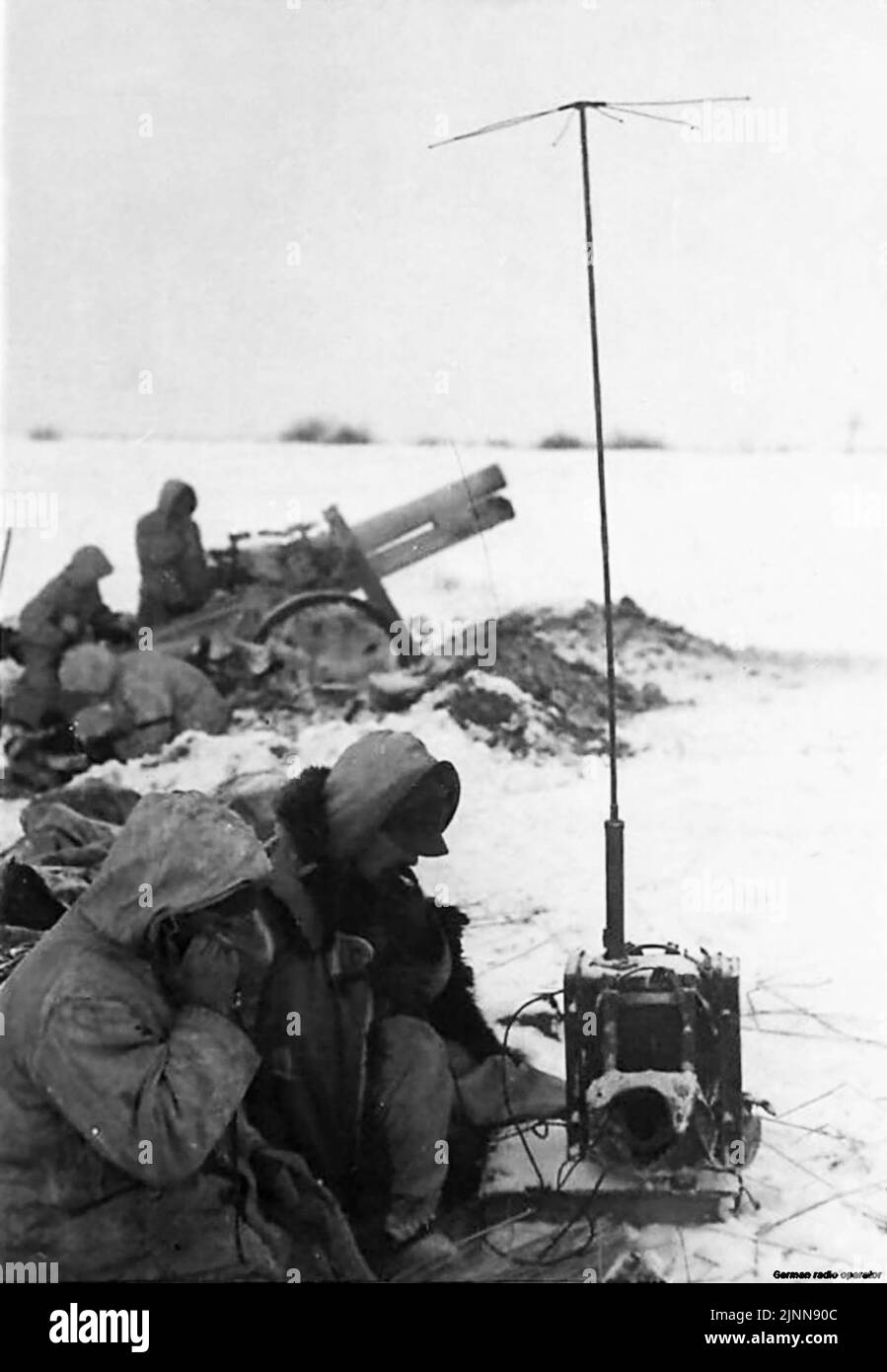 Zweiter Weltkrieg im Winter 1943/44 erhalten deutsche Funker von Forward Observer Feuerkoordinaten für ihre Heavy Infantry Guns Stockfoto