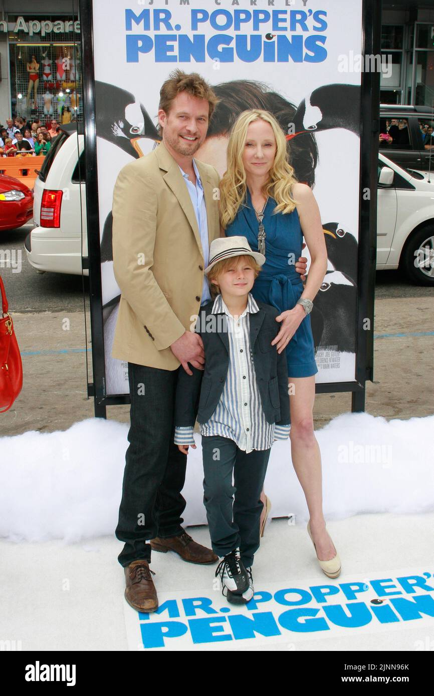 Los Angeles, USA. 12.. Juni 2011. James Tupper, Homer Laffoon und Anne Heche bei der Premiere von 20. Century Fox's 'Mr.. Popper's Penguins“. Ankünfte im Grauman's Chinese Theatre in Hollywood, CA, 17. Juni 2011. Foto von Joseph Martinez/PictureLux Kredit: PictureLux/The Hollywood Archive/Alamy Live News Stockfoto