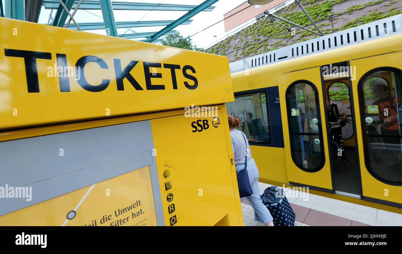 Stuttgart, Deutschland. 12. August 2022. An einer U-Bahn-Haltestelle in Stuttgart-Sillenbuch steht ein Ticketautomat. In der baden-württembergischen Landesregierung ist ein Streit darüber entstanden, ob die Fahrgeldhinterziehung eine Straftat sein sollte. Quelle: Bernd Weißbrod/dpa/Alamy Live News Stockfoto