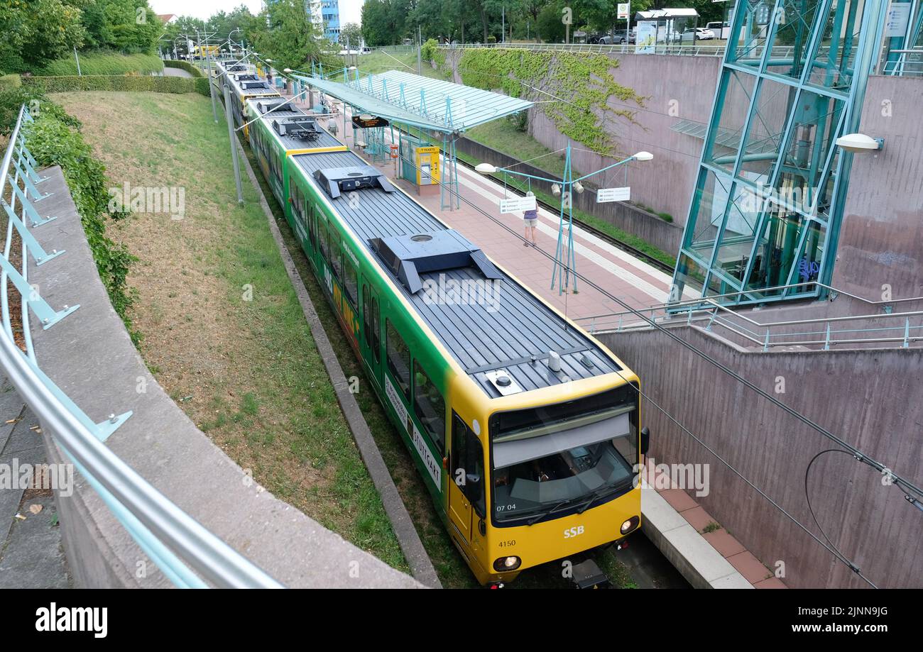 Stuttgart, Deutschland. 12. August 2022. Eine U-Bahn in Stuttgart-Sillenbuch. In der baden-württembergischen Landesregierung ist ein Streit darüber entstanden, ob die Fahrgeldhinterziehung eine Straftat sein sollte. Quelle: Bernd Weißbrod/dpa/Alamy Live News Stockfoto