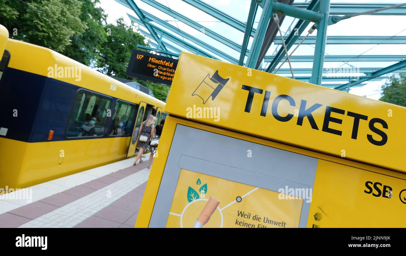 Stuttgart, Deutschland. 12. August 2022. An einer U-Bahn-Haltestelle in Stuttgart-Sillenbuch steht ein Ticketautomat. In der baden-württembergischen Landesregierung ist ein Streit darüber entstanden, ob die Fahrgeldhinterziehung eine Straftat sein sollte. Quelle: Bernd Weißbrod/dpa/Alamy Live News Stockfoto