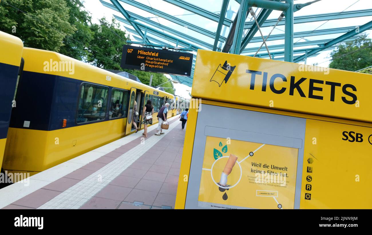 Stuttgart, Deutschland. 12. August 2022. An einer U-Bahn-Haltestelle in Stuttgart-Sillenbuch steht ein Ticketautomat. In der baden-württembergischen Landesregierung ist ein Streit darüber entstanden, ob die Fahrgeldhinterziehung eine Straftat sein sollte. Quelle: Bernd Weißbrod/dpa/Alamy Live News Stockfoto