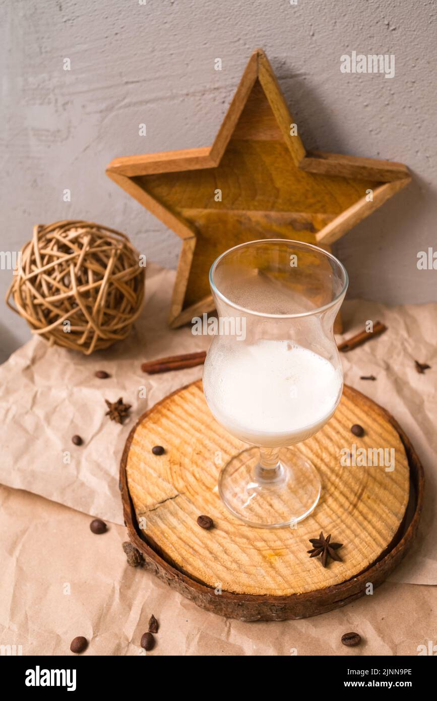 Weihnachtliche Milch trinkt Eierschnupfen, in einem hohen Glas mit Stielstielung Stockfoto